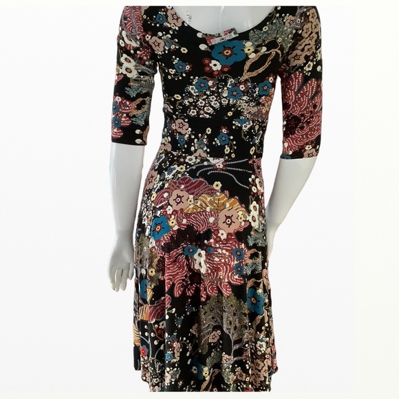 V neck Dress with full skirt - Picture 2 of 10